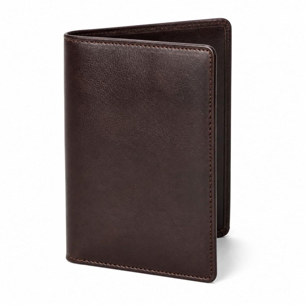 Porte-passeport aspect cuir classique présenté seul